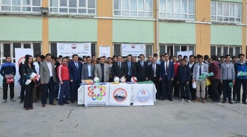 &Ouml;ğrencilere Spor Malzemesi Yardımında Bulunuldu