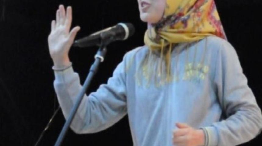 Liseli Gen&ccedil; İstiklal Marşı&rsquo;nı Adeta Yaşayarak Okudu