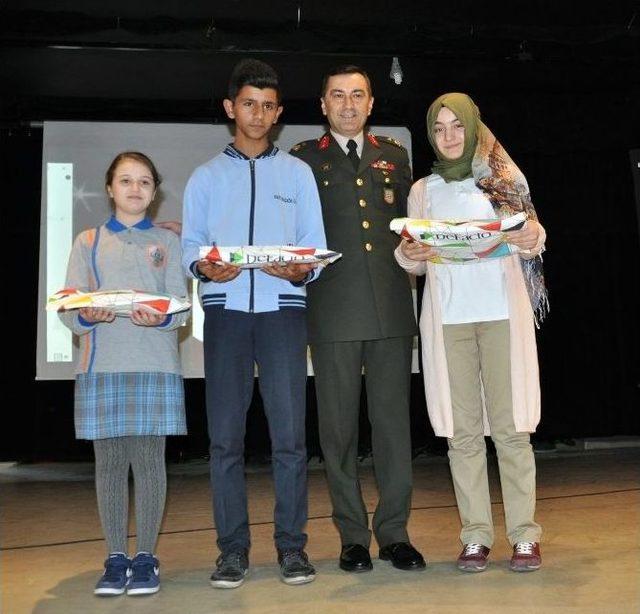 Liseli Genç İstiklal Marşı’nı Adeta Yaşayarak Okudu