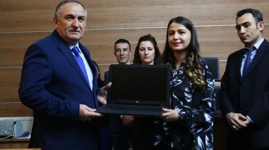 Bolu Belediyesi 7 Yılda 5 Bin 500 &Ouml;ğrenciye Laptop Hediye Etti