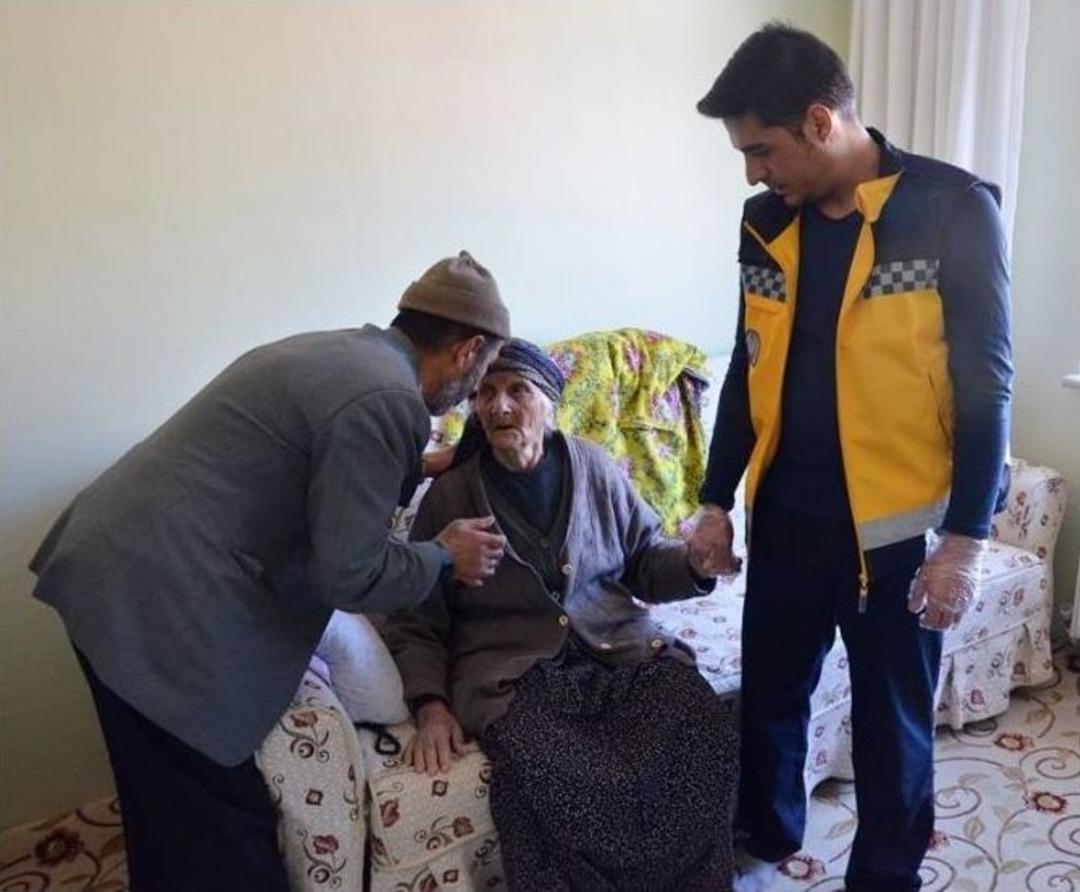 Evde Kilitli Kalan Yaşlı Kadın Polisi Harekete Ge&ccedil;irdi