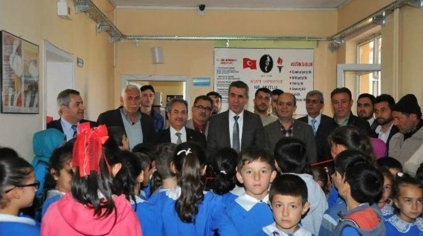 Akşehir&rsquo;de Koridor Kitaplıklarına Katkı Sağlayanlara Plaket
