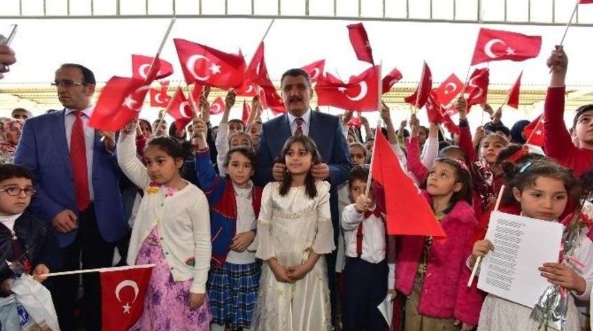 İşitme Engelli &Ouml;ğrenciler, İşaret Diliyle İstiklal Marşını Okudu