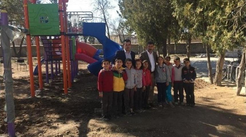 Yeşilova Belediyesi T&uuml;m Okullara &Ccedil;ocuk Parkı Yaptırıldı