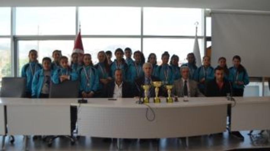 S&ouml;ke&rsquo;de Savuca Ortaokulu Kız Futbol Takımı Başarılarını S&uuml;rd&uuml;r&uuml;yor