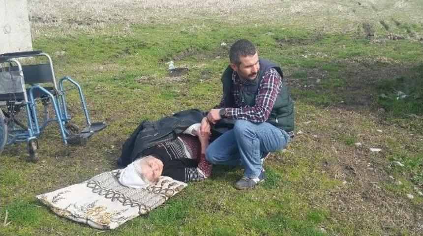 Yaşlı Kadının İmdadına Vatandaşlar Yetişti