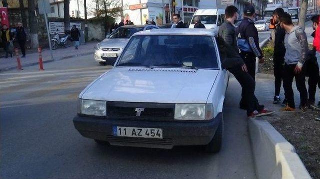 Yaya Geçidinde Otomobil Çarptı, Sağlık Ekiplerinin Müdahalesine İzin Vermedi