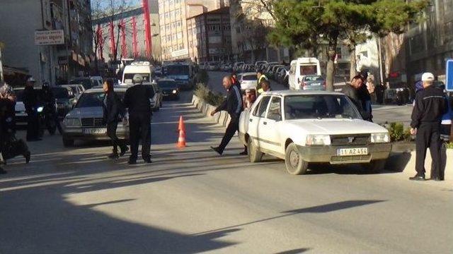 Yaya Geçidinde Otomobil Çarptı, Sağlık Ekiplerinin Müdahalesine İzin Vermedi