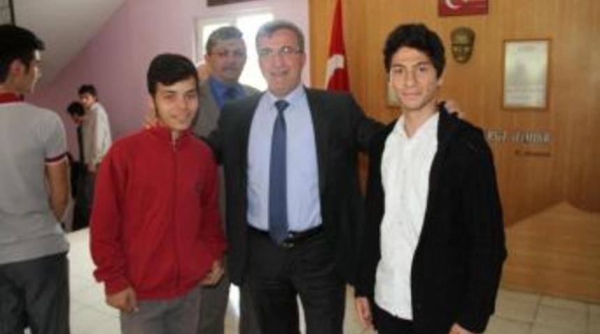 Akyazı Belediyesi Ygs&rsquo;ye Girecekleri &Uuml;cretsiz Taşıyacak