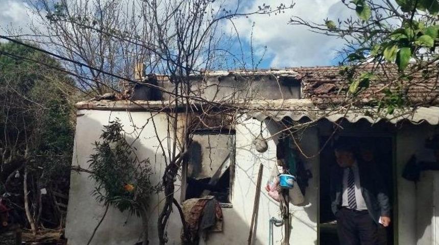 S&ouml;ke&rsquo;nin Yeşilk&ouml;y Mahallesindeki Yangında Ev K&uuml;l Oldu