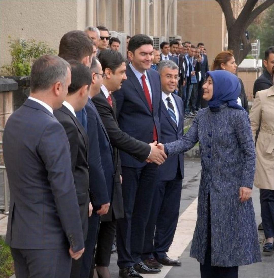 Sare Davutoğlu &lsquo;aynı G&ouml;kkubbe Altında G&ouml;n&uuml;l Dilimiz T&uuml;rkiye&rsquo; Toplantısına Katıldı