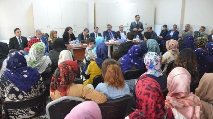 Komisyon &Uuml;yeleri Madde Bağımlılığı Konusunda Aileleri Bilin&ccedil;lendirdi