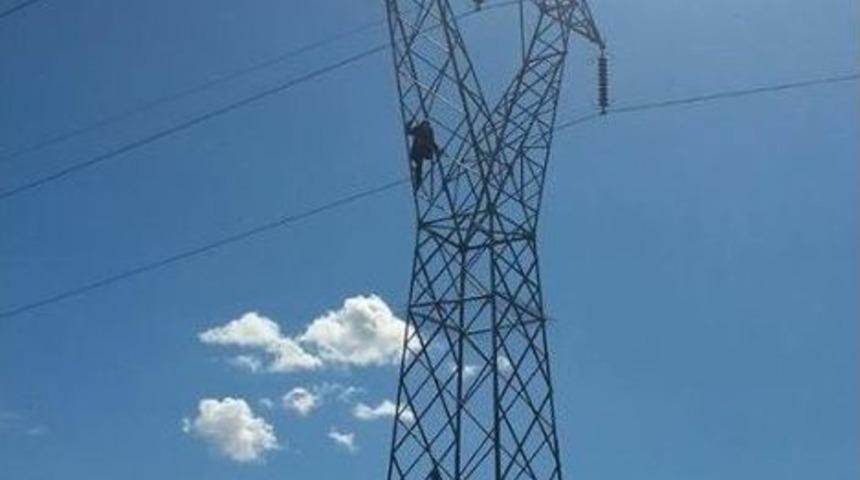 Maaşını Alamadığı Gerek&ccedil;esiyle Y&uuml;ksek Gerilim Hattına Tırmandı