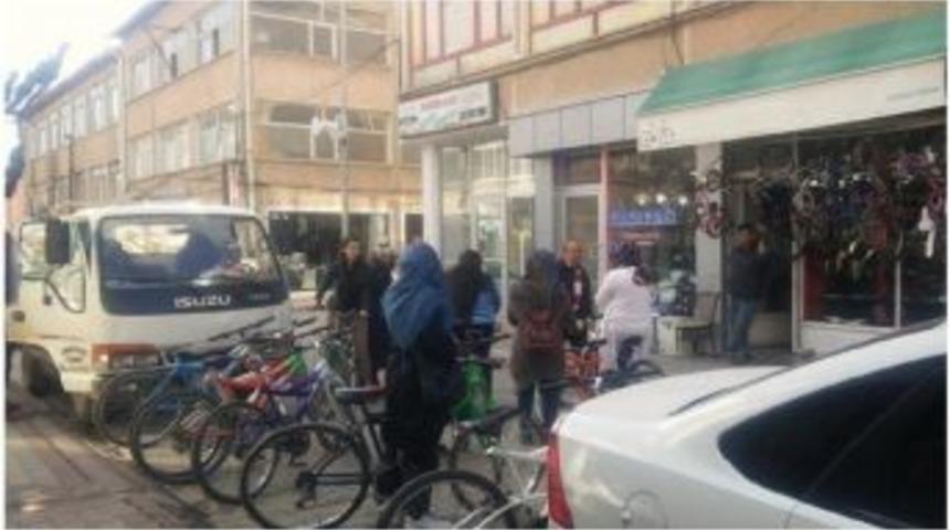 Bisiklet Kiralayarak &Ouml;ğrenciye Hizmet Veriyor