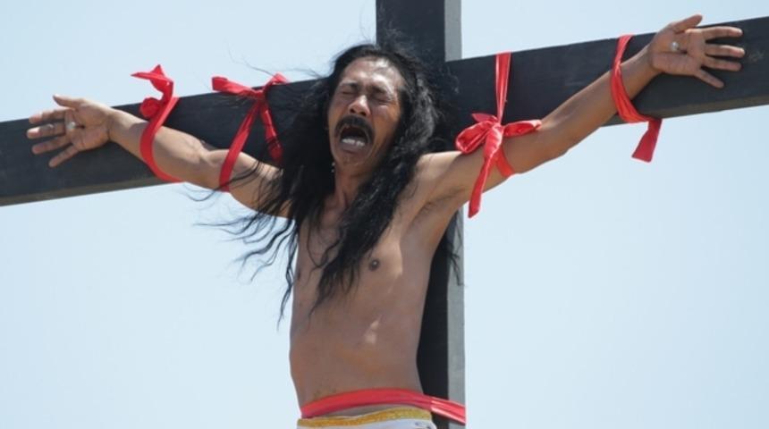 Diri diri &ccedil;armıha gerildiler