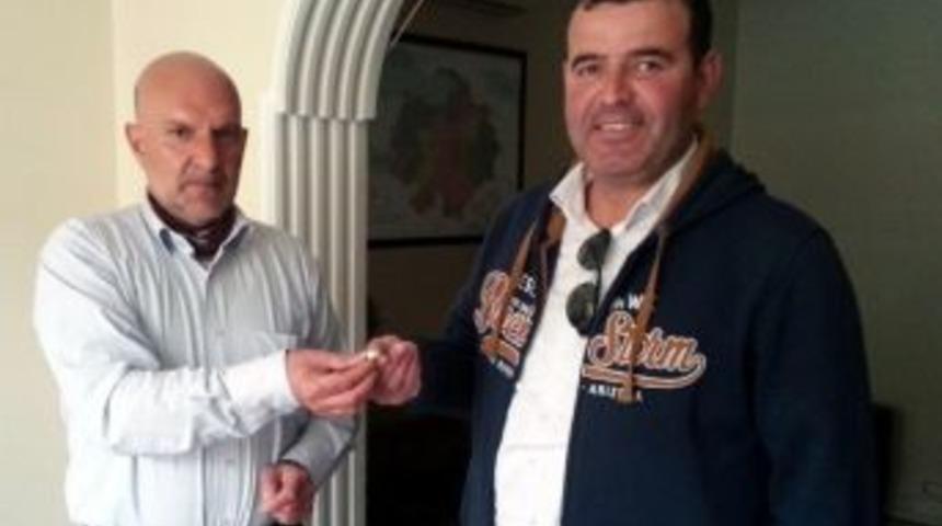 Kayalar Arasında Bulduğu Y&uuml;z&uuml;ğ&uuml; Sahibine G&ouml;nderdi