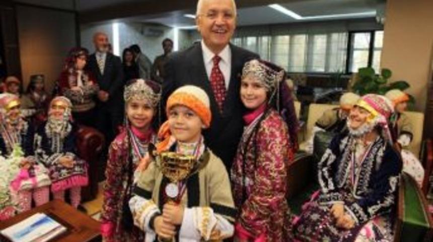 Tubil&rsquo;in Minik Yıldızları Yaşar&rsquo;ı Ziyaret Etti