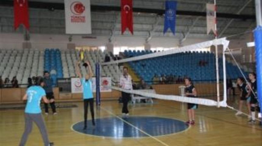 K&uuml;&ccedil;&uuml;kler Voleybol M&uuml;sabakaları Yapıldı