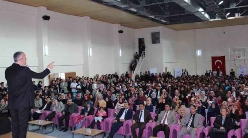 Bekir Develi Erzincan&rsquo;da Gen&ccedil;lerle Buluştu