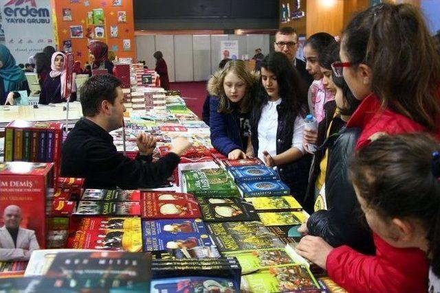 Kitap Kurdu Bilgi Evi &Ouml;ğrencileri Cnr Expo Kitap Fuarı&rsquo;nda 1