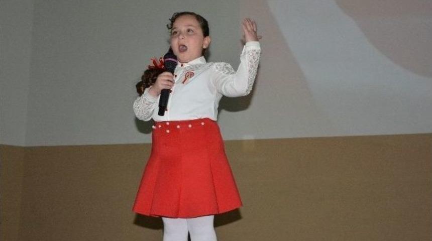 Suriyeli K&uuml;&ccedil;&uuml;k Kız, İstiklal Marşı&rsquo;nın Tamamını Ezbere Okudu