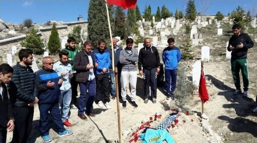 K&uuml;tahyasporlu Futbolcu Ve Y&ouml;neticiler Şehit İbrahim Tetik&rsquo;in Kabrini Ziyaret Etti