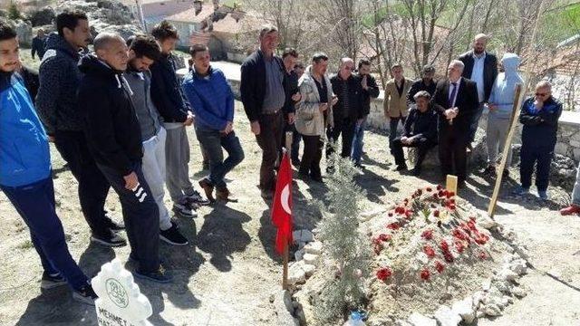 K&uuml;tahyasporlu Futbolcu Ve Y&ouml;neticiler Şehit İbrahim Tetik&rsquo;in Kabrini Ziyaret Etti 1