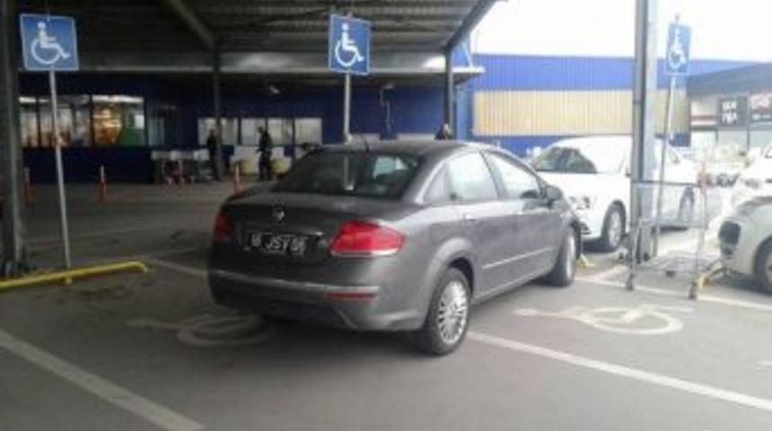 Engelli Alanına Resmi Aracını Park Etti