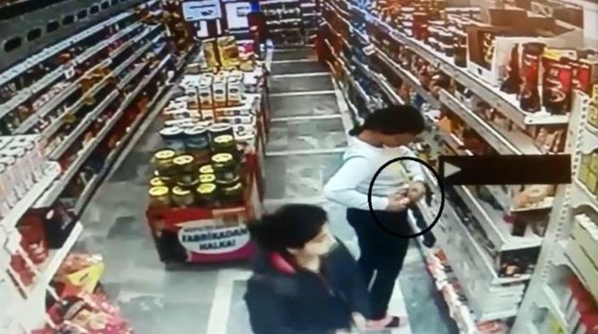 Marketten Yiyecek &Ccedil;alan &Ccedil;ocuk Hırsızlar G&uuml;venlik Kamerasında