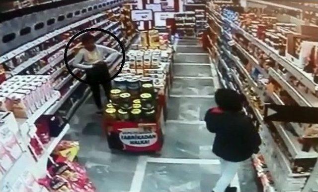 Marketten Yiyecek &Ccedil;alan &Ccedil;ocuk Hırsızlar G&uuml;venlik Kamerasında 1