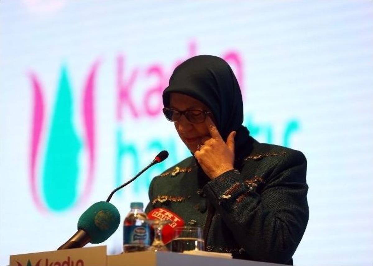 Bakan Ramazanoğlu, K&uuml;rs&uuml;de G&ouml;zyaşlarına Boğuldu