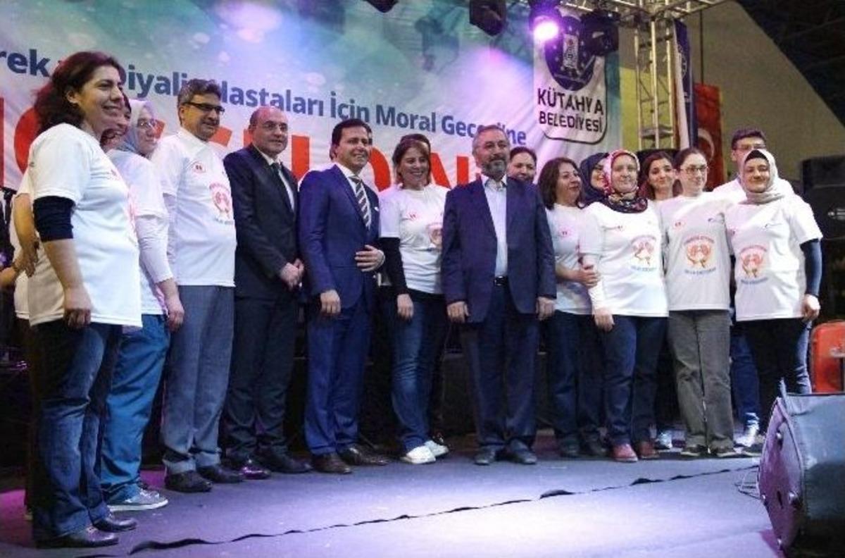 Sanat&ccedil;ı Orhan Hakalmaz, B&ouml;brek Ve Diyaliz Hastaları İ&ccedil;in Sahne Aldı