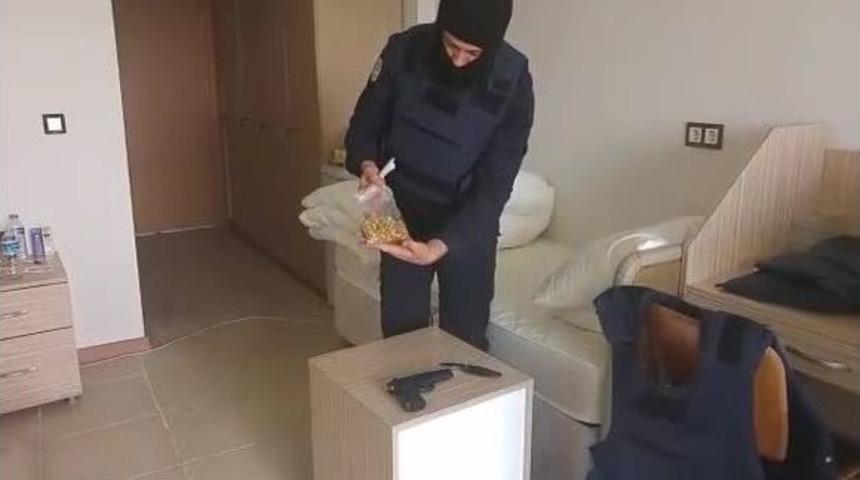 (&ouml;zel Haber) &Ccedil;atışma B&ouml;lgesindeki Polisleri Duygulandıran Hediye