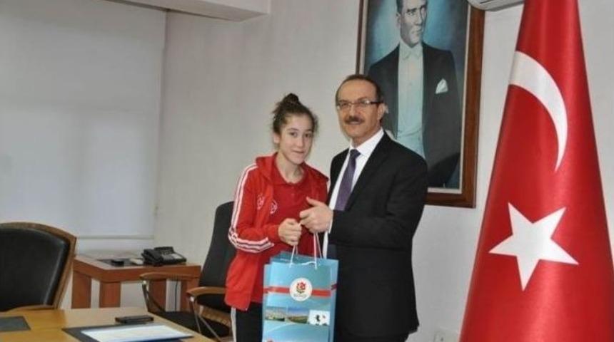 Vali Yavuz, Başarılı &Ouml;ğrencileri &Ouml;d&uuml;llendirdi