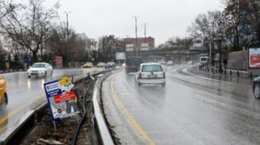 Atat&uuml;rk Bulvarı&rsquo;nın Sıhhiye K&ouml;pr&uuml;s&uuml; İle Opera K&ouml;pr&uuml;s&uuml; Arasındaki Yola Bariyer D&ouml;şendi