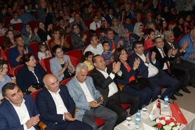 İstiklal Marşı’nı En İyi Okuyan Öğrenciler Seçildi, Ödüllendirildi