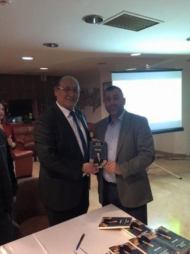 Avcı, İlk Kitabı İ&ccedil;in İmza G&uuml;n&uuml; D&uuml;zenledi 1