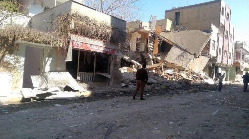 Nusaybin&rsquo;deki Patlamada 2 Katlı Bina Yıkıldı