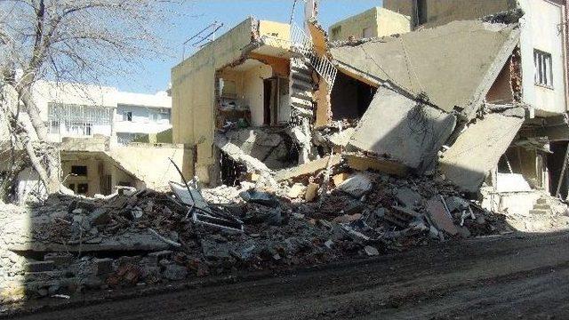 Nusaybin&rsquo;deki Patlamada 2 Katlı Bina Yıkıldı 2