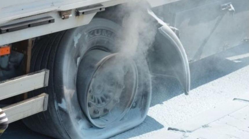 Seyir Halindeki Tır&rsquo;ın Lastikleri Tutuştu