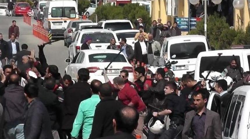 (d&uuml;zeltme) Kavgada Yaralanan Şahsın &Ouml;l&uuml;m Haberini Alınca Hastaneyi Savaş Alanına &Ccedil;evirdiler