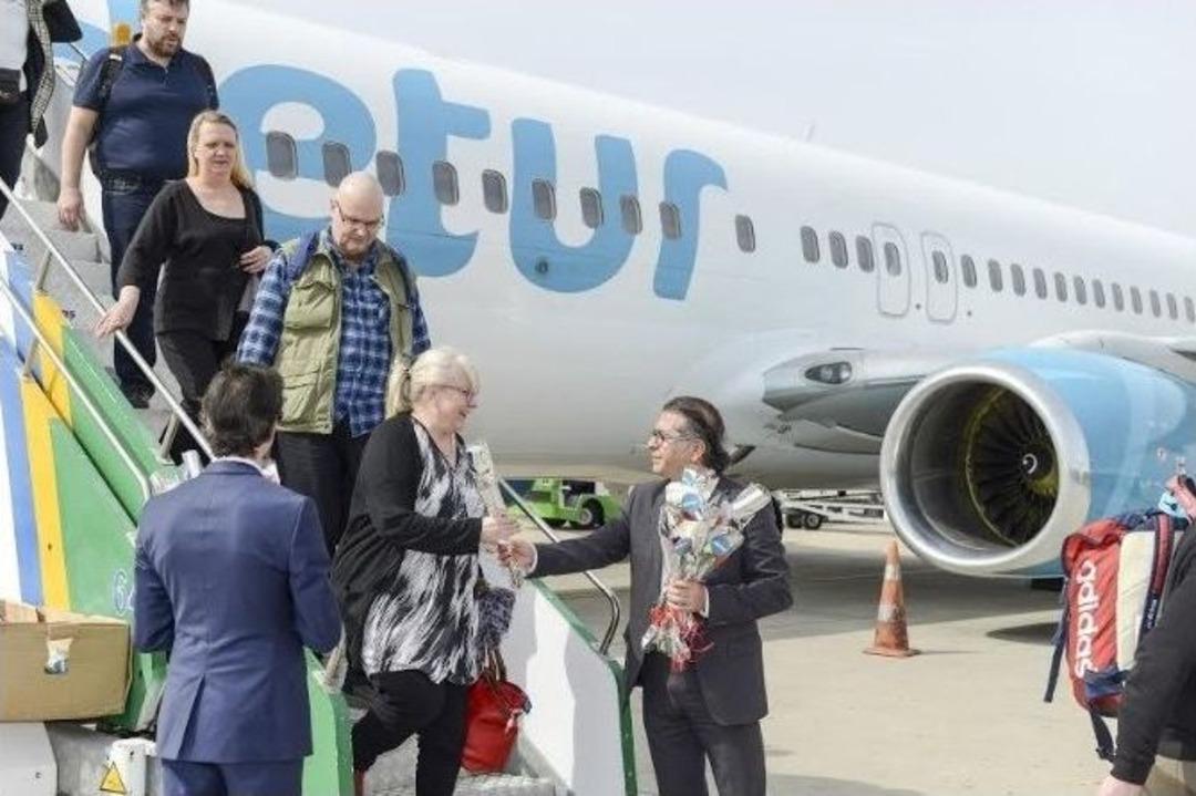 Finlandiya&rsquo;dan Antalya&rsquo;ya Gelen 189 Kişilik İlk Turist Kafilesi Krallar Gibi Karşılandı