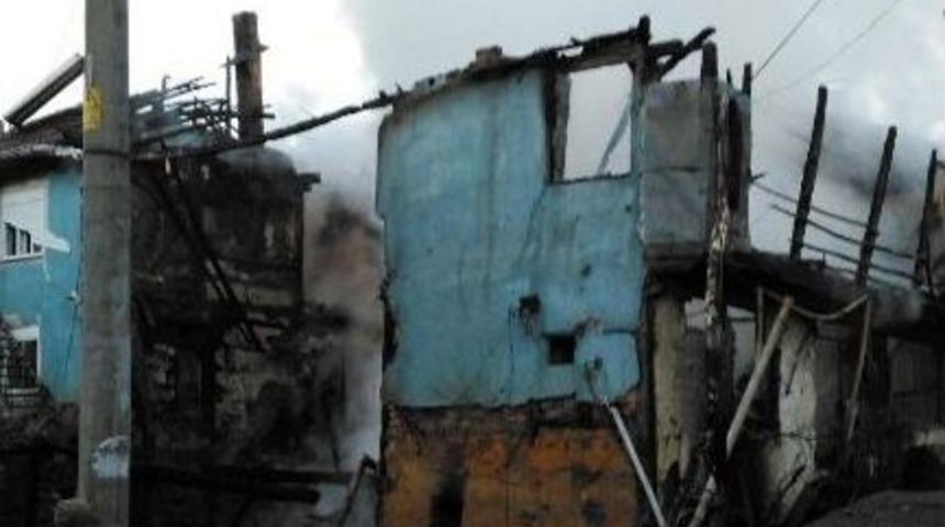 Afyonkarahisar&rsquo;da Ahşap Evde Yangın