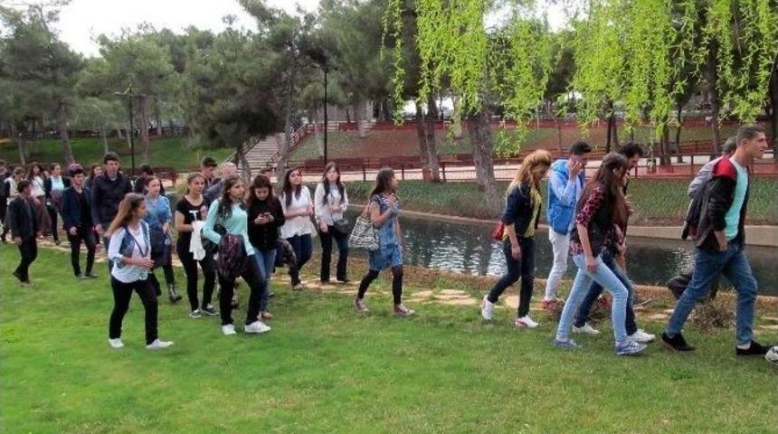 Ygs Sınavı İ&ccedil;in Gazi Kente Gelen &Ouml;ğrencilere Moral Yemeği