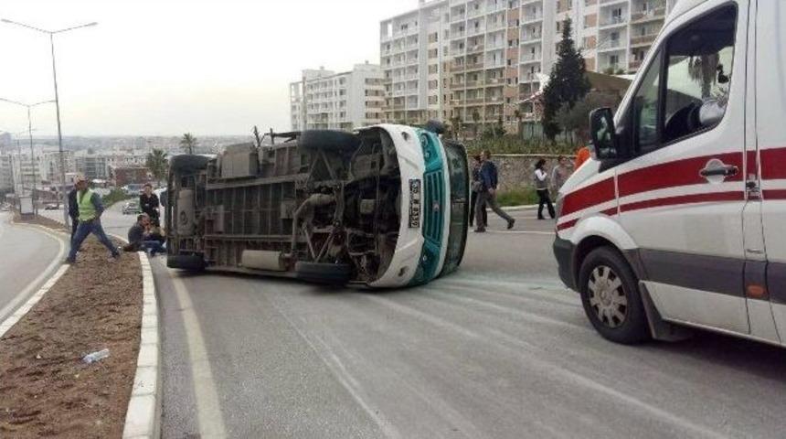 Otomobil İle Minib&uuml;s &Ccedil;arpıştı: 11 Yaralı