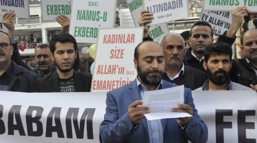 Karikat&uuml;r Yayınlayan Gazeteyi Protesto Ettiler