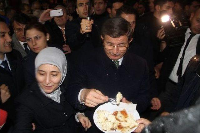 Başbakan Davutoğlu Van Esnafını Ziyaret Etti