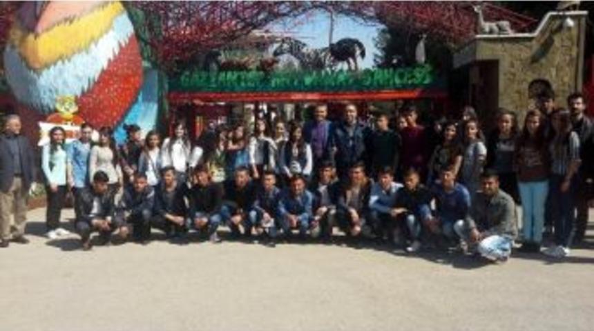 Ygs Sınavı İ&ccedil;in Gazi Kente Gelen &Ccedil;ocuklara Hayvanat Bah&ccedil;esi Gezisi