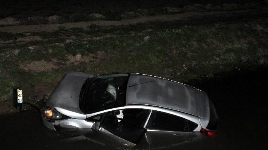 Hızını Alamayan S&uuml;r&uuml;c&uuml; Kanala U&ccedil;tu