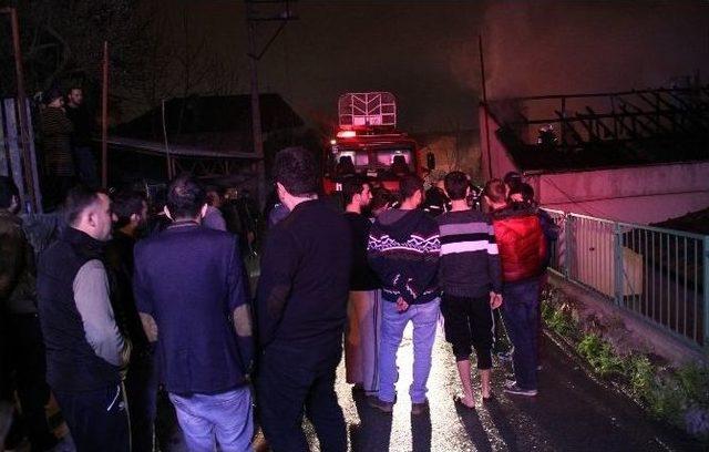 Kocaeli&rsquo;de Boş Binada Yangın Korkuttu 1